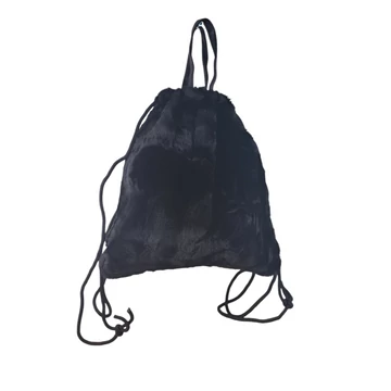 Fekete szörmés hátizsák