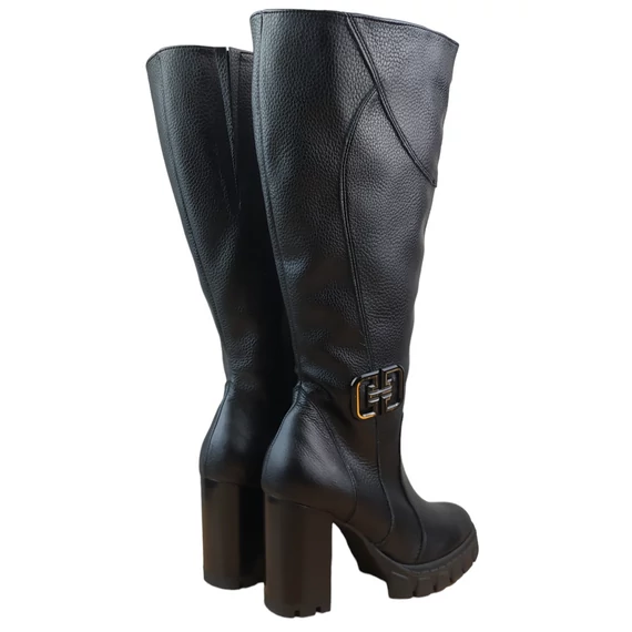 L'art/B magassarkú hossúszárú csizma